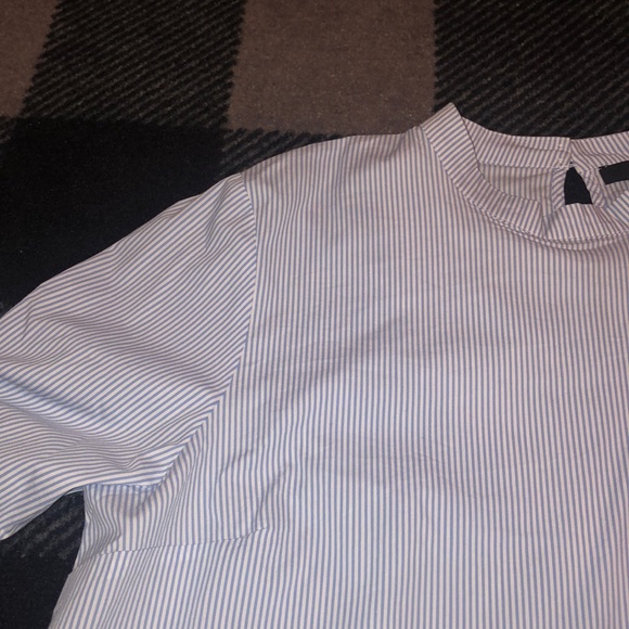 A cropped top with puffy arm sleeves. - Picture 4 of 5